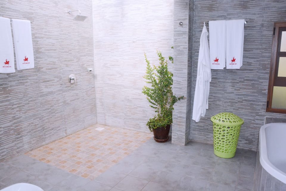 Deep soaking tub, towels