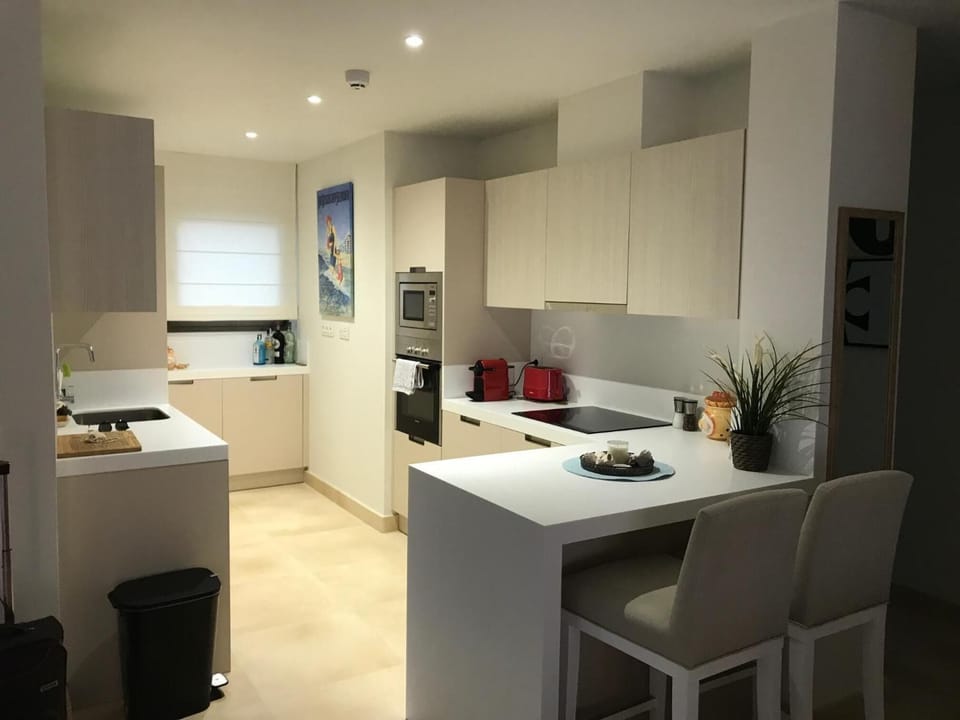 Full-size fridge, microwave, oven, stovetop