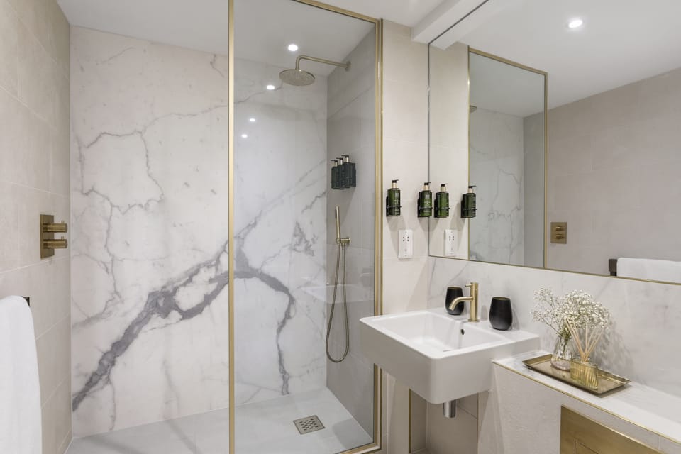 Premium Room | Bathroom | Eco-friendly toiletries, towels