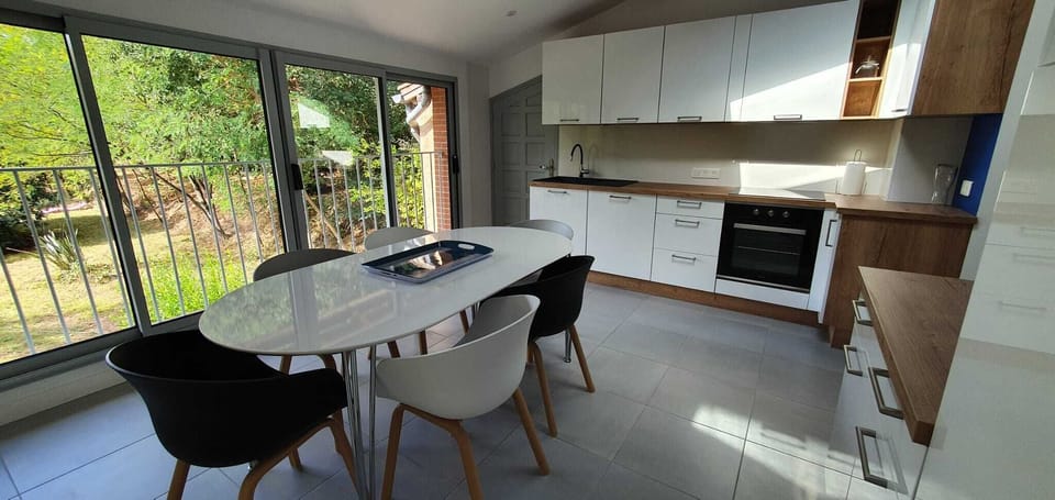 Superior Apartment (Gîte n°4 - Le Magnolias) | Private kitchen | Highchair