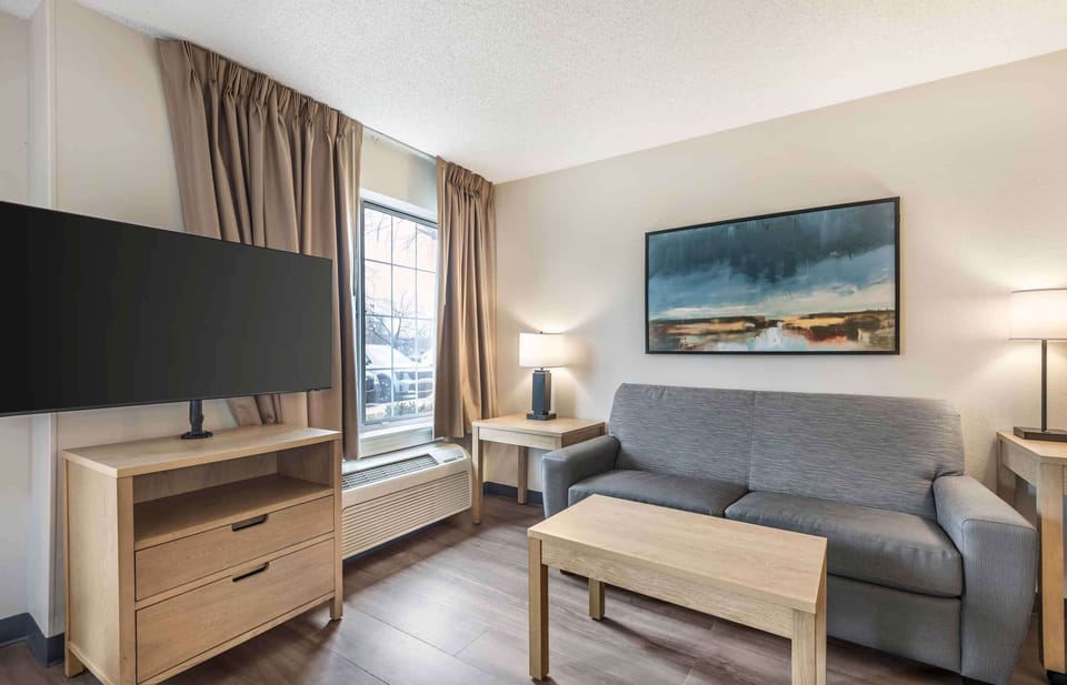 Deluxe Studio, 1 King Bed with Sofa bed, Non Smoking | Desk, iron/ironing board, WiFi (free)