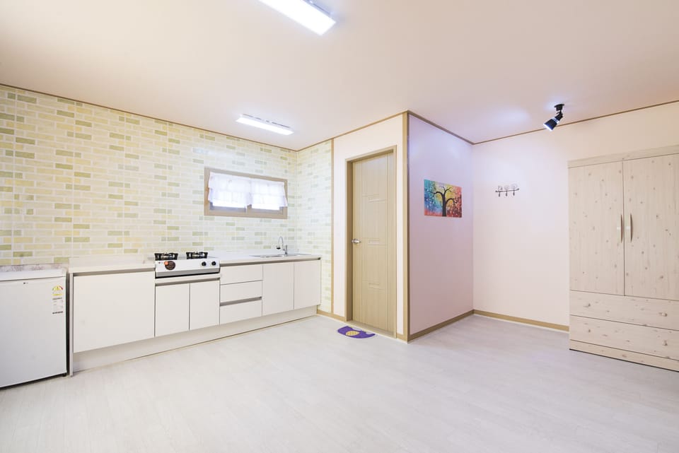 Deluxe Room, 1 Bedroom | Private kitchen | Fridge, microwave, stovetop, electric kettle