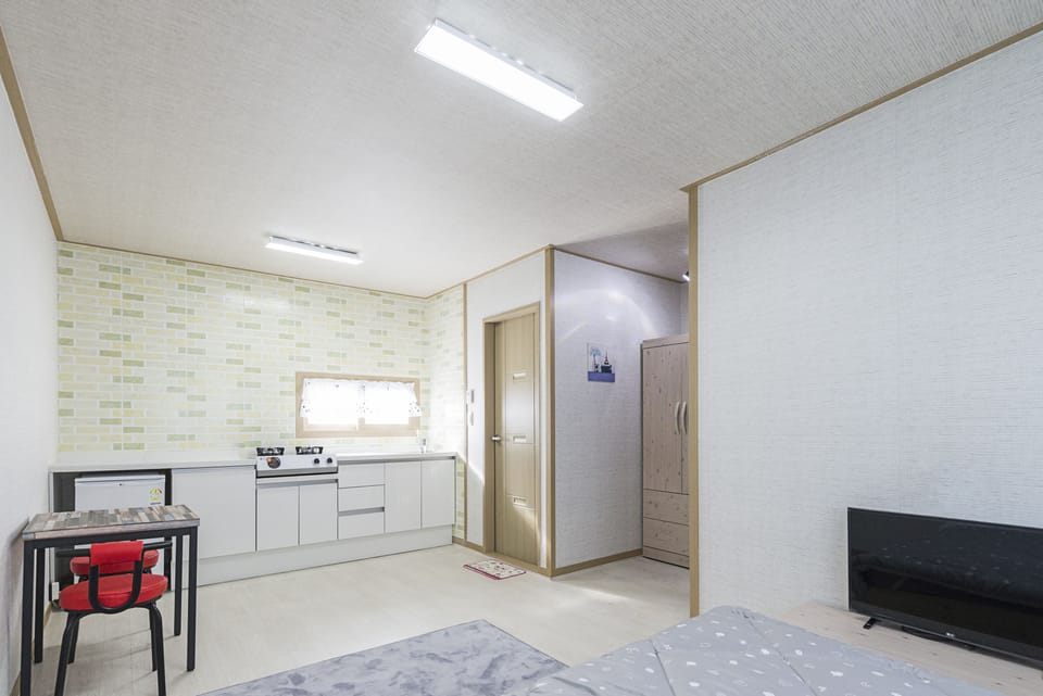 Basic Room | Private kitchen | Fridge, microwave, stovetop, electric kettle