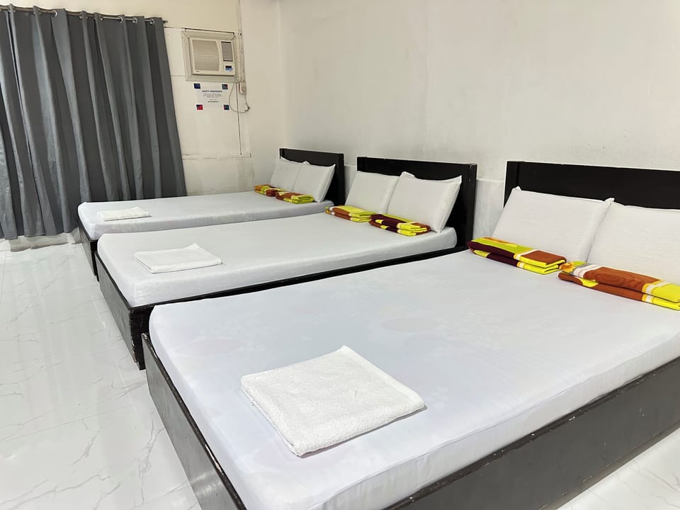 Family Room Good for 6 | Desk, free WiFi, bed sheets