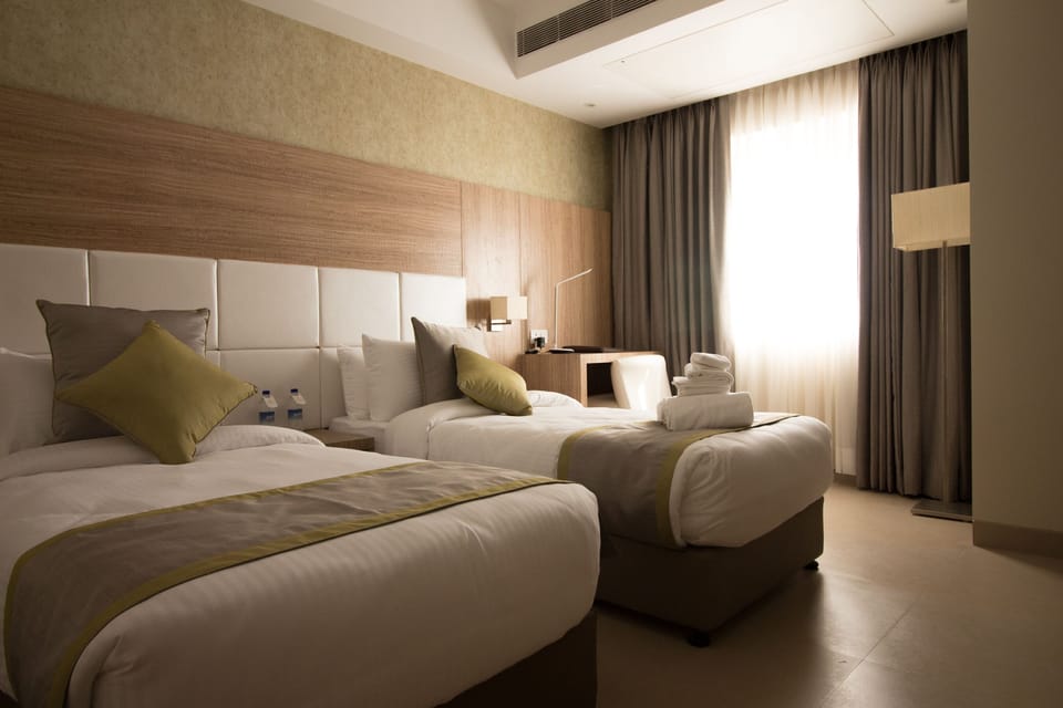 Club Room | Minibar, in-room safe, desk, soundproofing