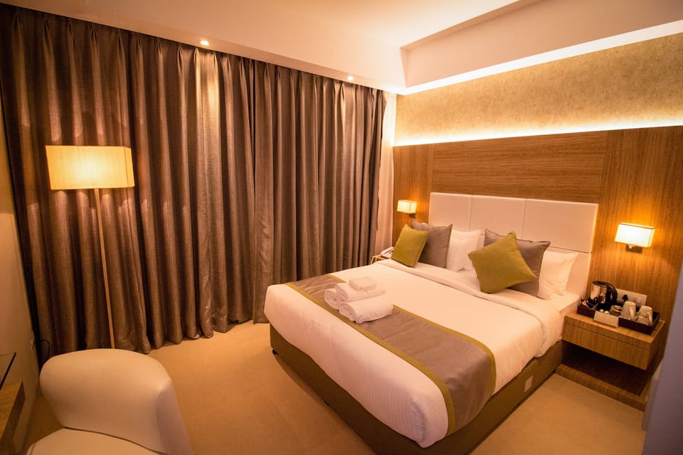 Executive Room | Minibar, in-room safe, desk, soundproofing