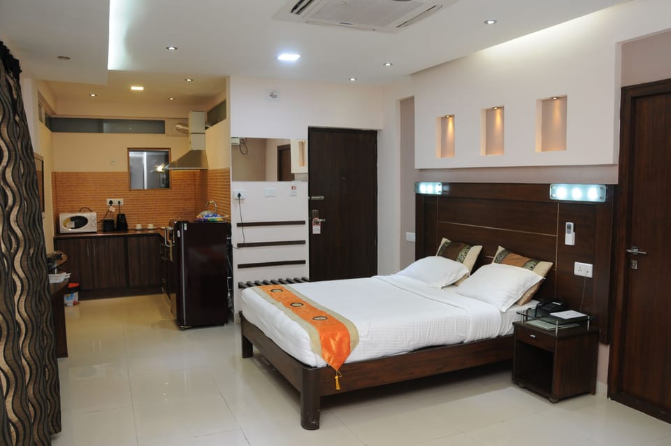 Deluxe Studio Suite, 1 Queen Bed, Accessible, Kitchenette | Premium bedding, minibar, in-room safe, desk