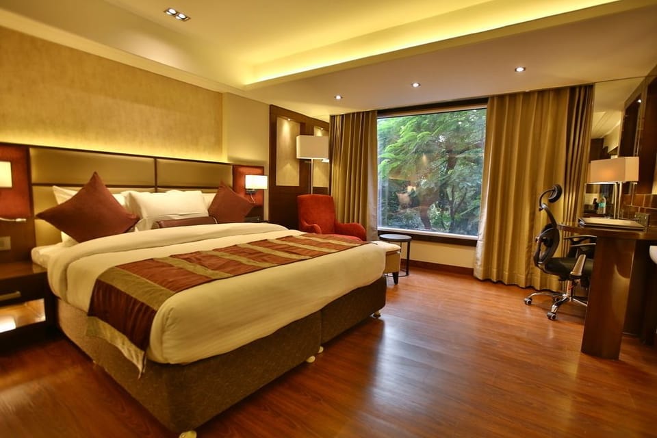 Executive Room, 1 King Bed, Non Smoking, City View | Premium bedding, down comforters, Select Comfort beds, in-room safe