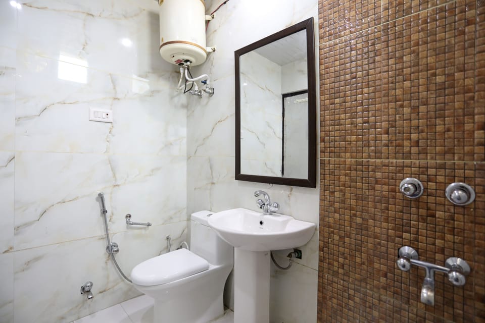 Triple Room | Bathroom | Shower, rainfall showerhead, free toiletries, towels