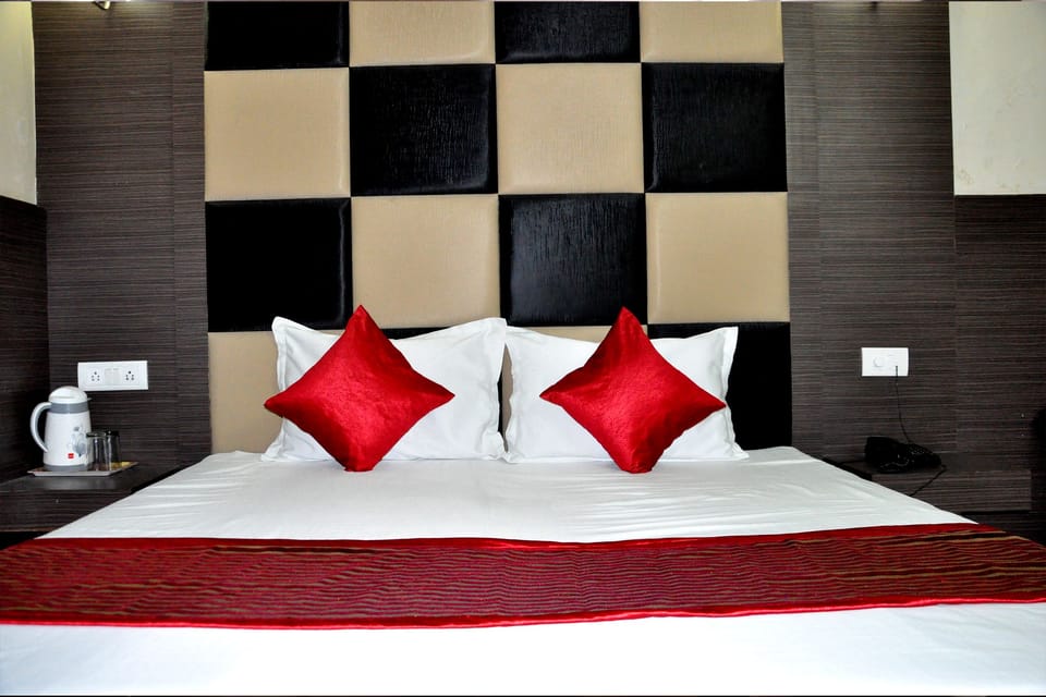 Deluxe Room, 1 Double Bed, Non Smoking | In-room safe, blackout drapes, soundproofing, iron/ironing board