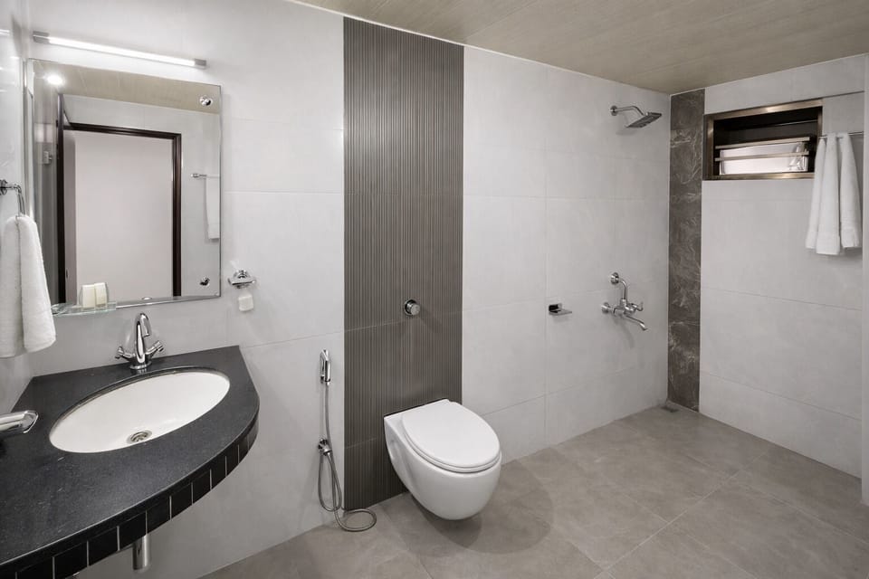 Deluxe Room, 1 Bedroom | Bathroom | Shower, free toiletries, slippers, towels