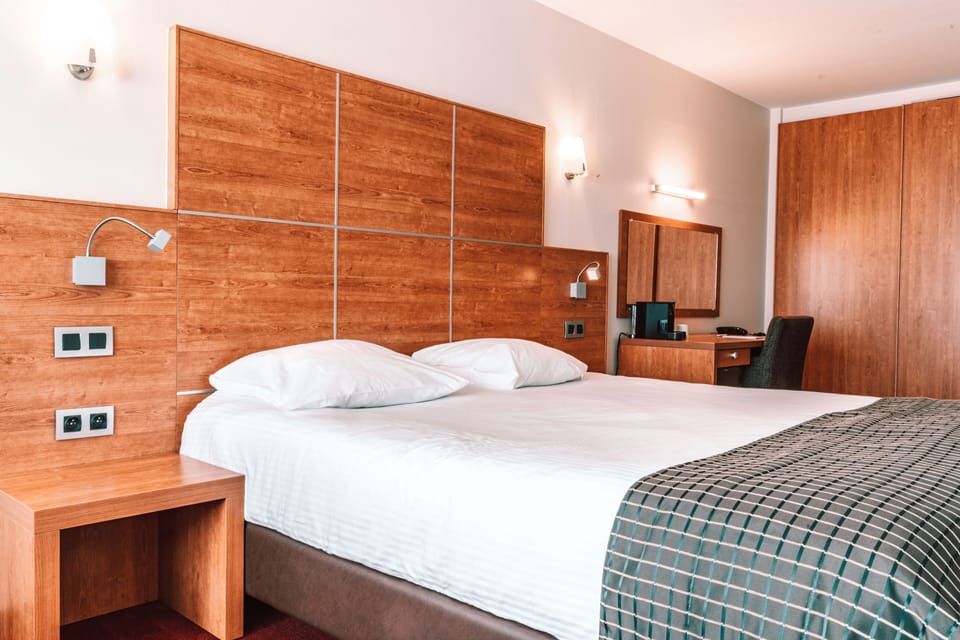 Deluxe Double Room with Balcony and Sea View | Hypo-allergenic bedding, down comforters, minibar, in-room safe
