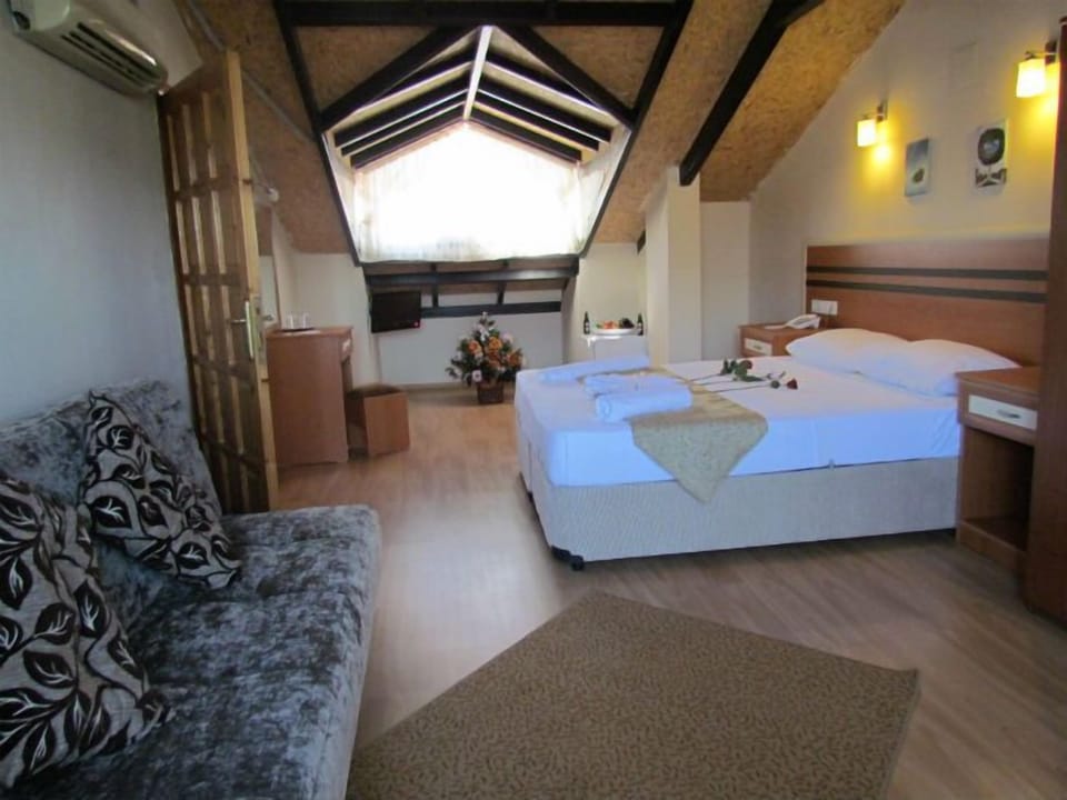 Suite | Minibar, in-room safe, desk, soundproofing