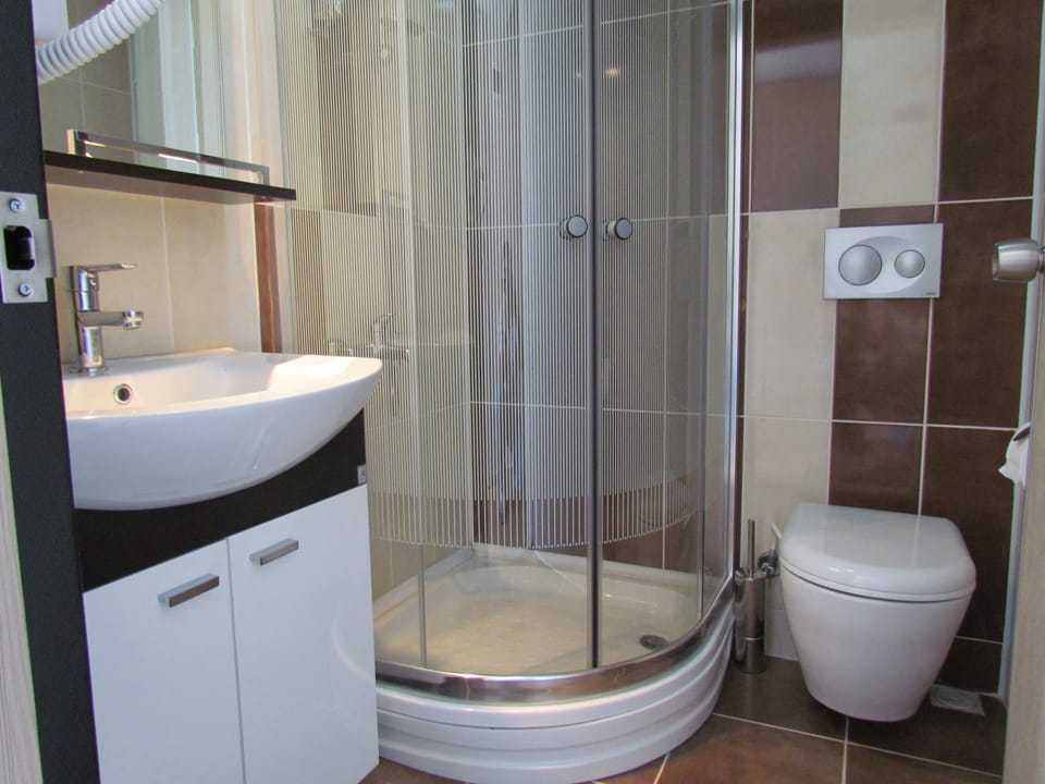 Shower, free toiletries, hair dryer, towels
