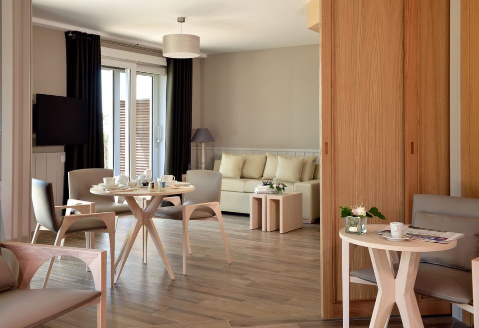 Deluxe Room | Premium bedding, pillowtop beds, minibar, in-room safe