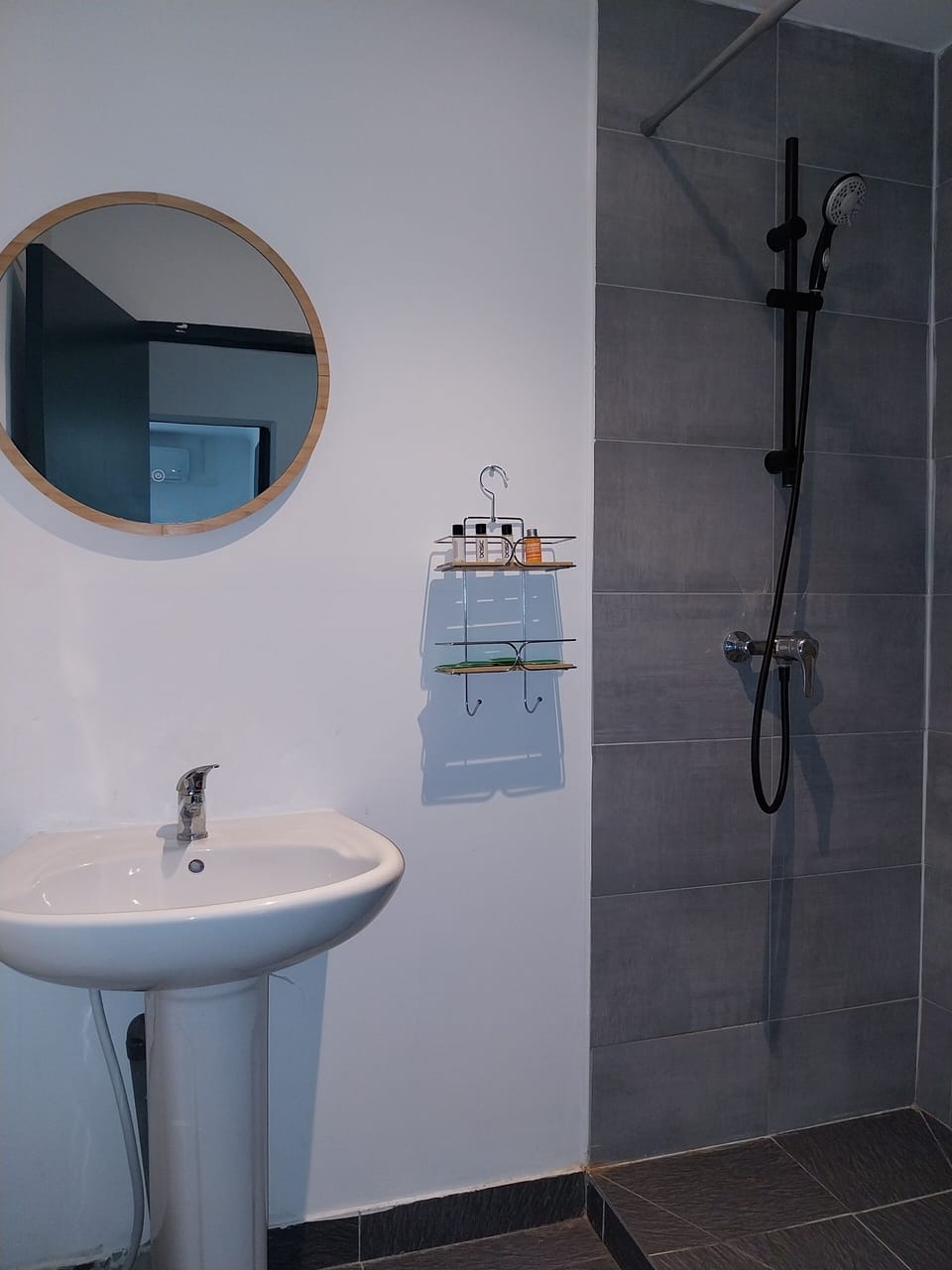 Classic Suite | Bathroom | Shower, rainfall showerhead, towels, soap