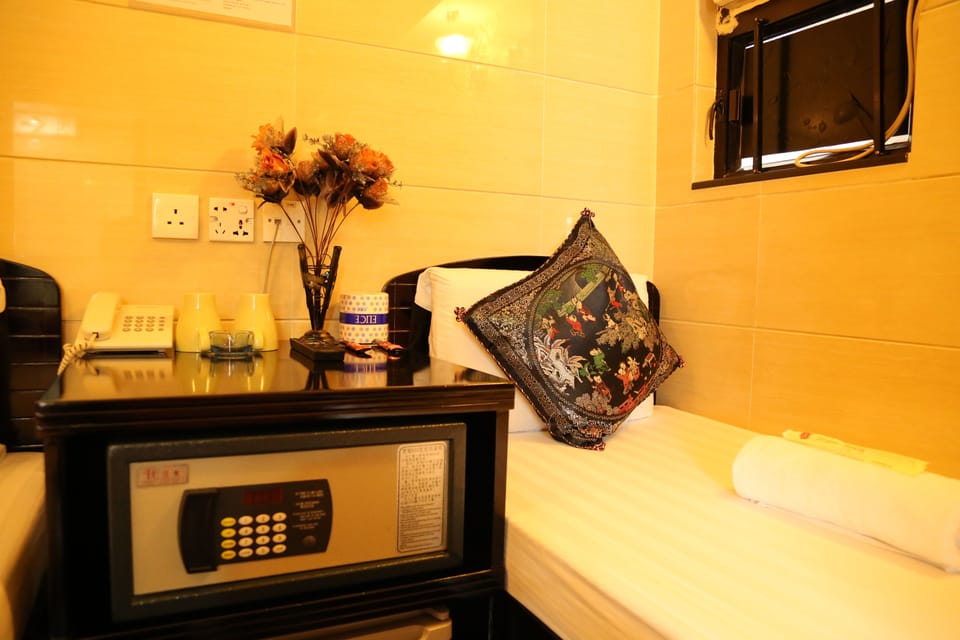 Twin Room | In-room safe, iron/ironing board, free WiFi, bed sheets