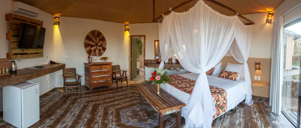 Deluxe Suite, 1 Queen Bed, Ocean View | Minibar, in-room safe, bed sheets