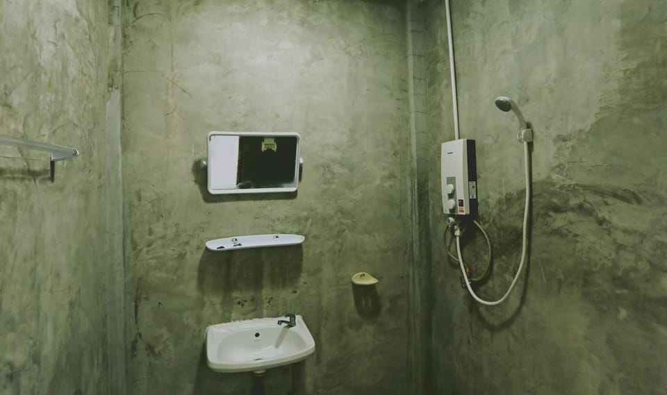 Standard Double Room | Bathroom | Shower, free toiletries, bidet, towels