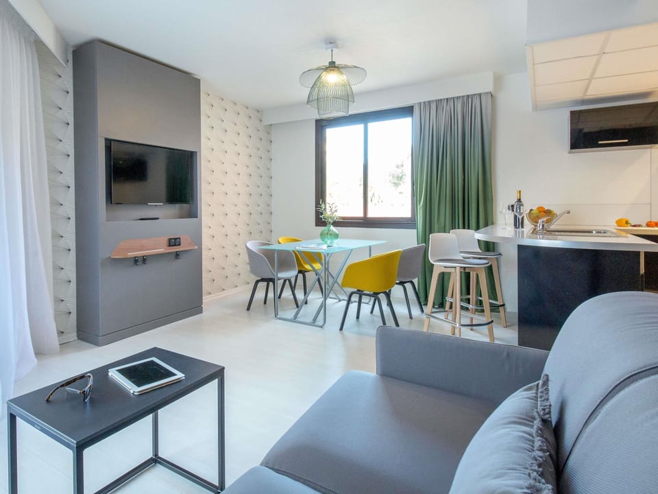 Apartment, 1 Double Bed with Sofa bed | In-room safe, desk, blackout drapes, soundproofing