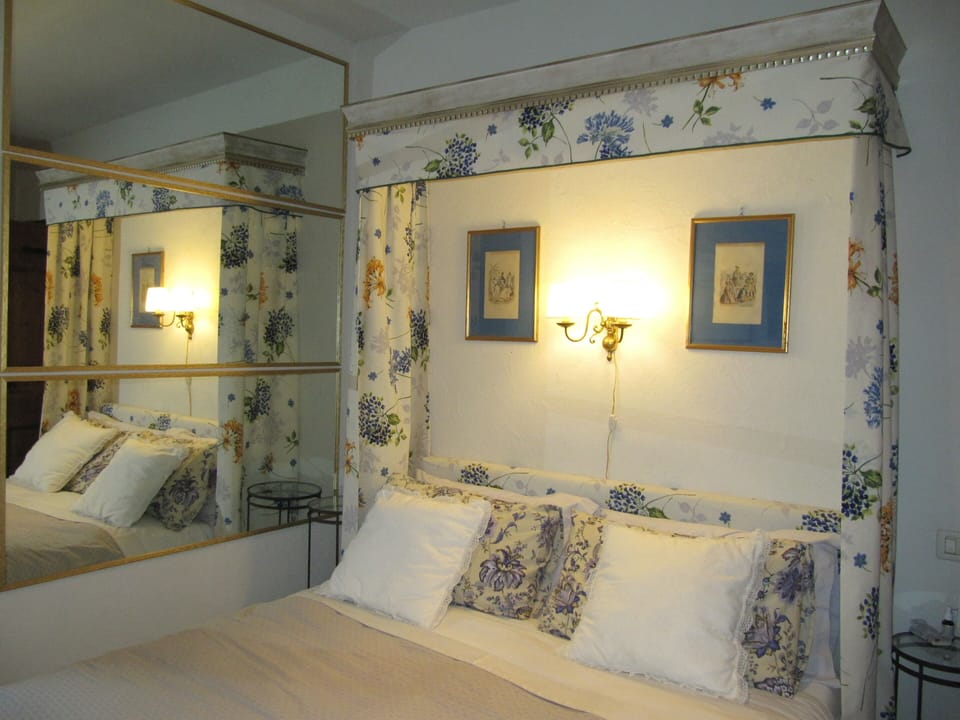 Suite, Garden Area | Premium bedding, in-room safe, desk, laptop workspace