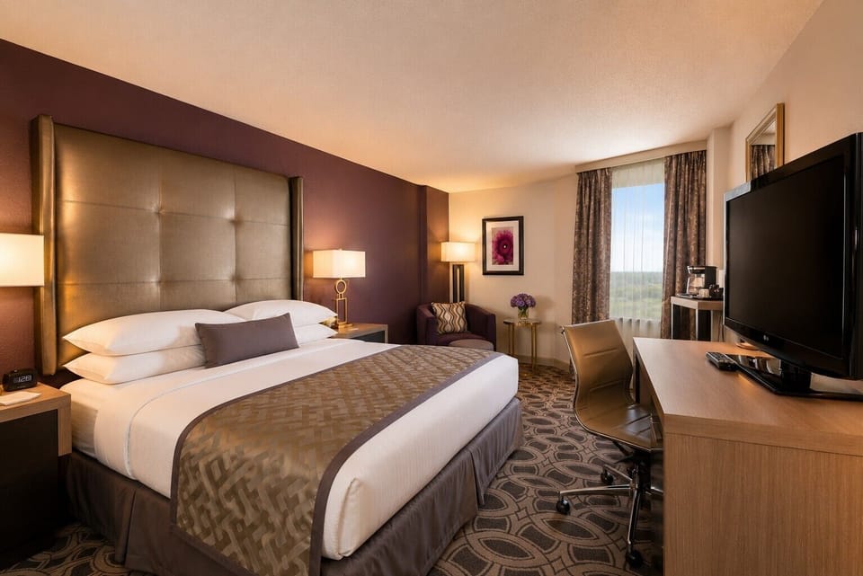 Premium bedding, in-room safe, desk, laptop workspace
