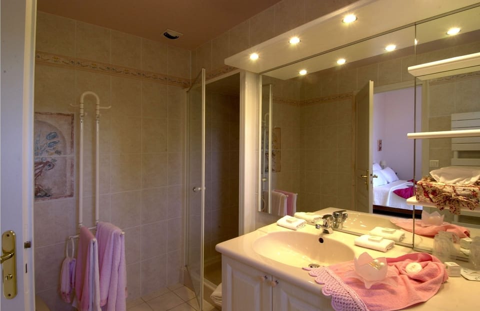 Deep soaking tub, free toiletries, hair dryer, towels