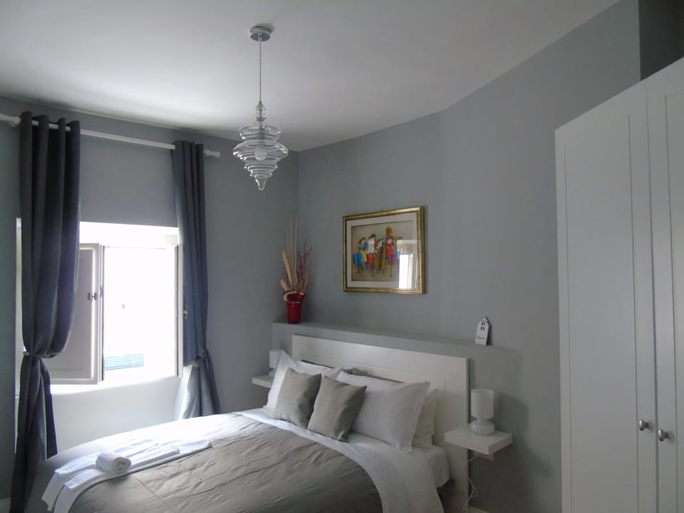 Deluxe Double Room | Minibar, in-room safe, desk, laptop workspace