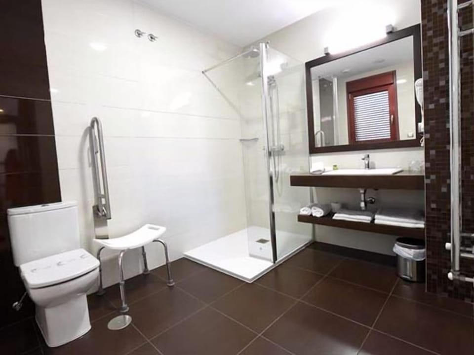 Standard Twin Room, Accessible | Bathroom | Free toiletries, hair dryer, towels