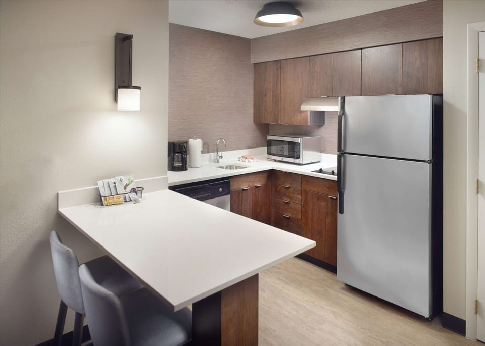 Fridge, microwave, stovetop, dishwasher