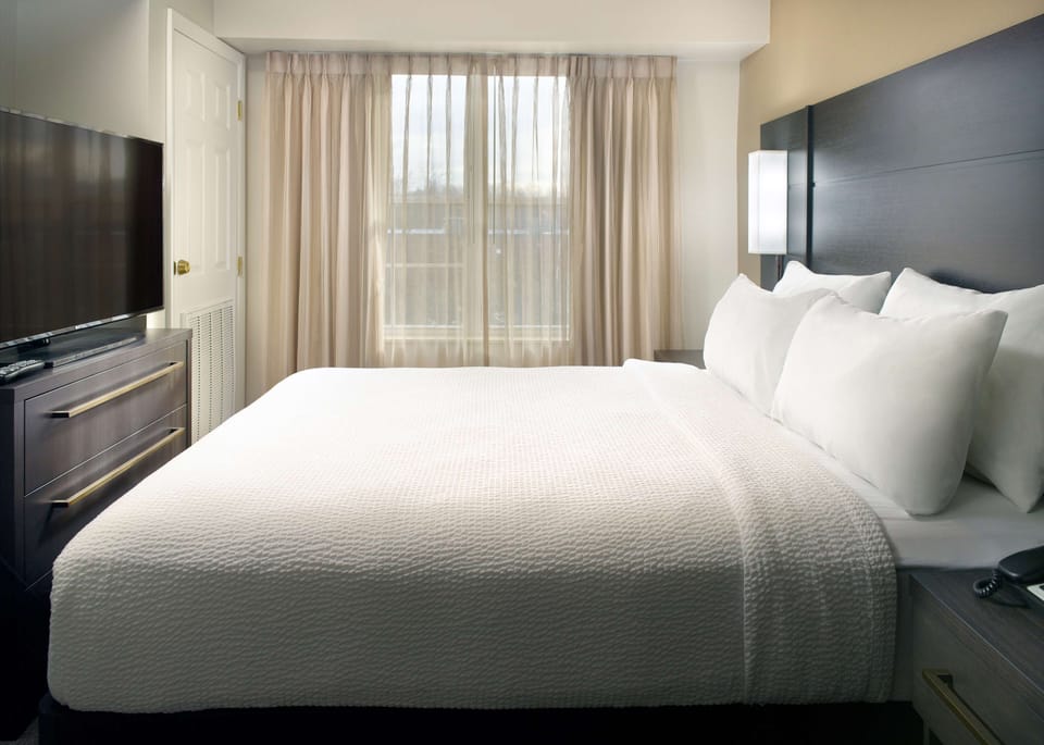 Egyptian cotton sheets, premium bedding, pillowtop beds, desk
