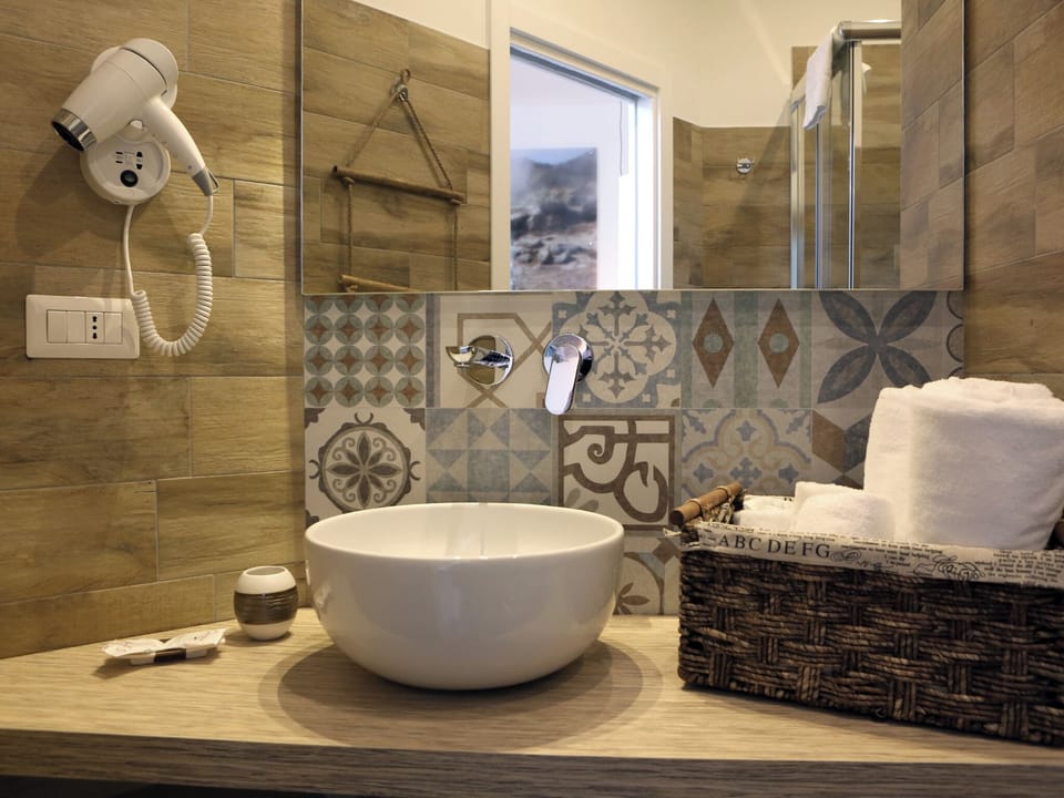 Shower, free toiletries, towels