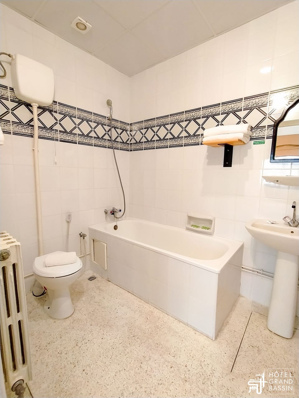 Senior Suite | Bathroom | Shower, free toiletries, towels