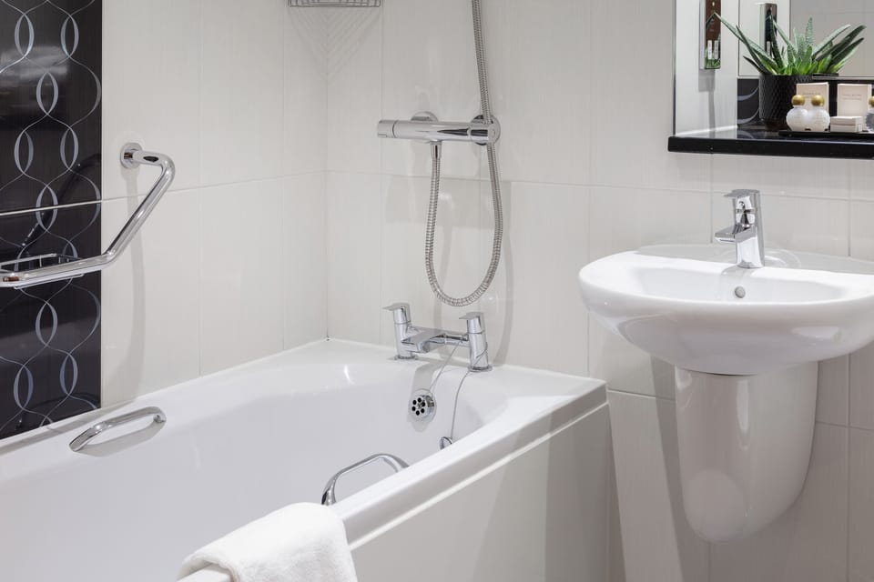 Combined shower/tub, free toiletries, hair dryer, towels