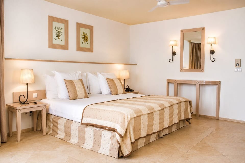 Luxury Suite | In-room safe, desk, blackout drapes, WiFi (free)