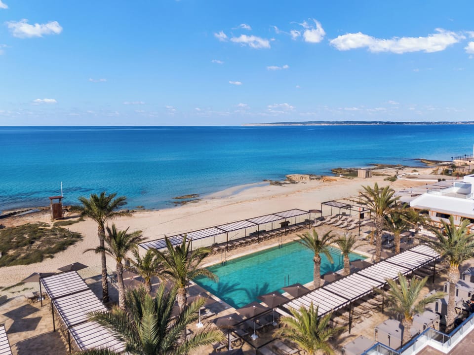 3 outdoor pools, pool umbrellas, sun loungers