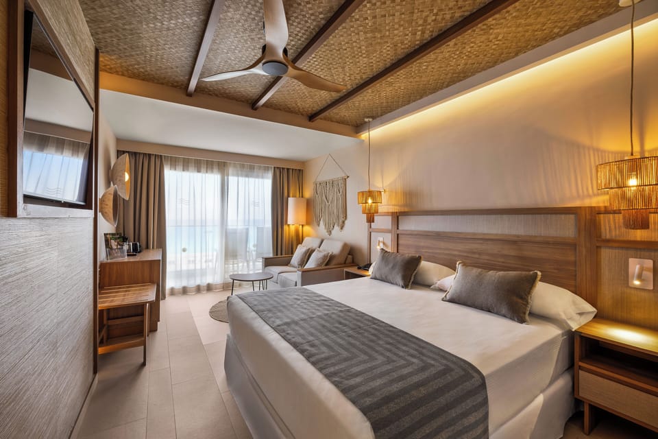 Double Room, Balcony, Sea View | Minibar, in-room safe, WiFi (free), bed sheets