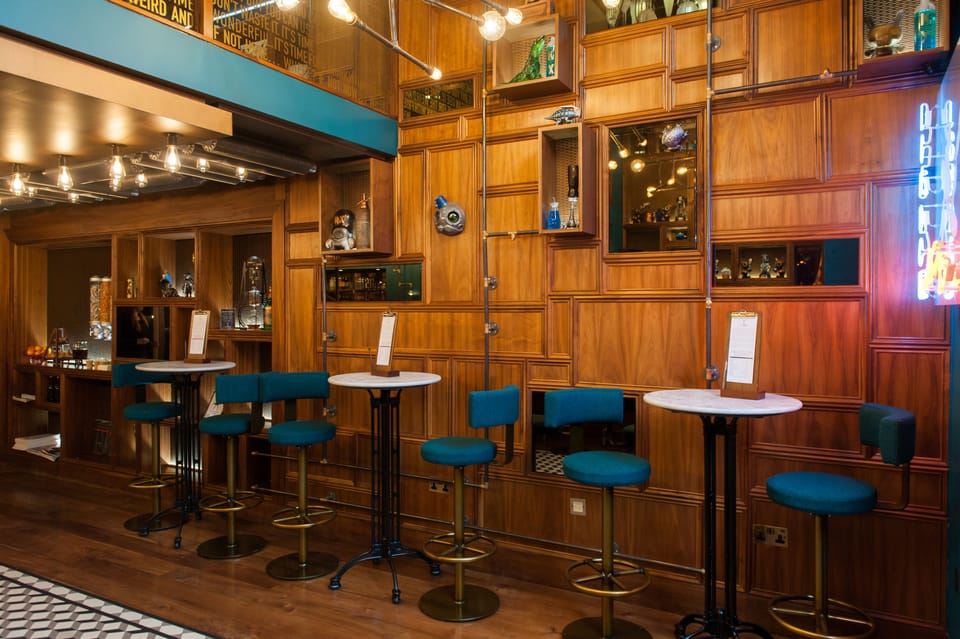 2 bars/lounges, cocktail bar, lobby lounge