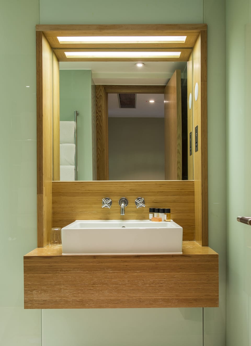 Megaro XL Rooms | Bathroom sink