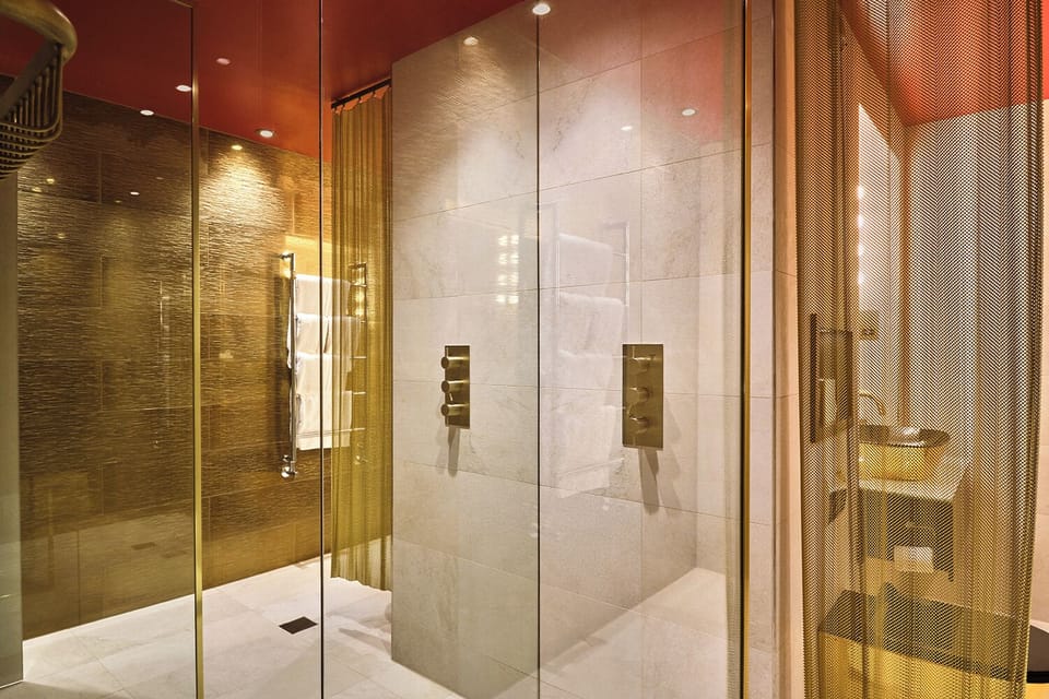 Pop Diva Suites | Bathroom | Free toiletries, hair dryer, towels
