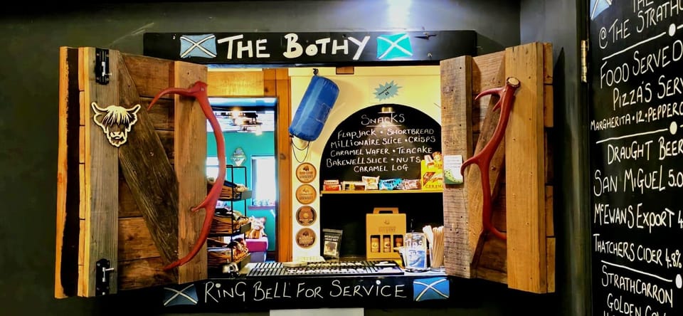 Serves breakfast, lunch, and dinner