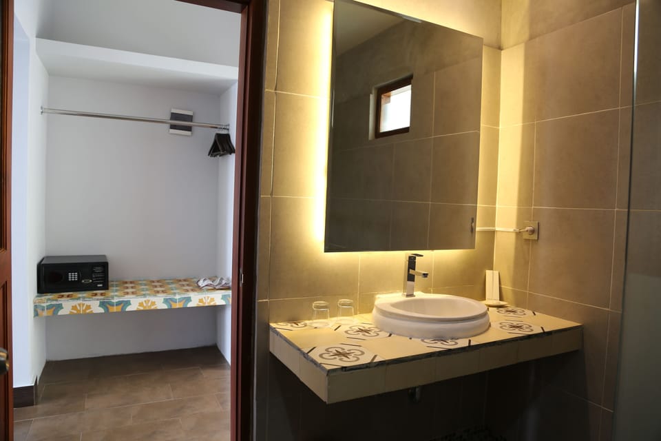 Shower, rainfall showerhead, free toiletries, hair dryer