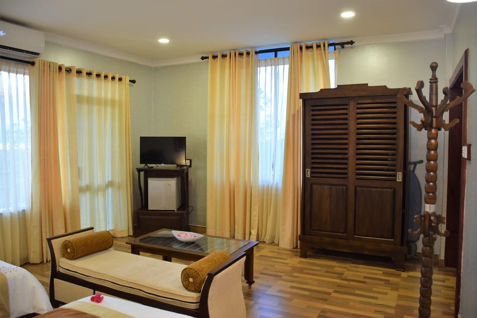 Superior Deluxe Double | Living area | Flat-screen TV