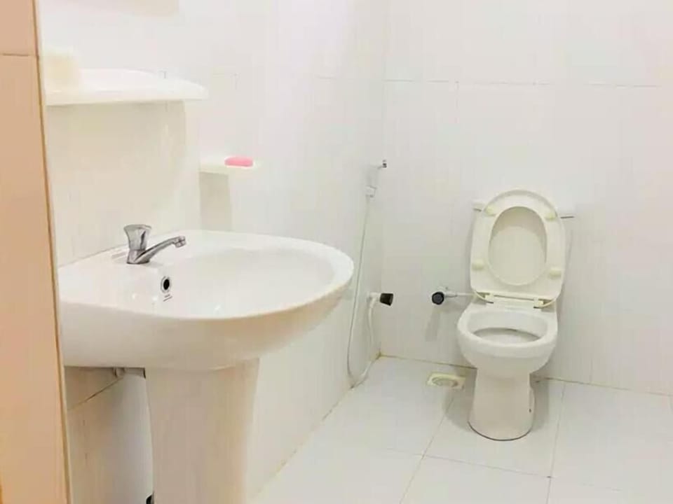 Shower, slippers, bidet, towels