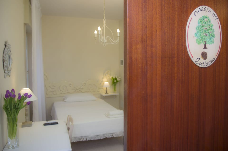 Single Room | Desk, cribs (free), WiFi (free), bed sheets