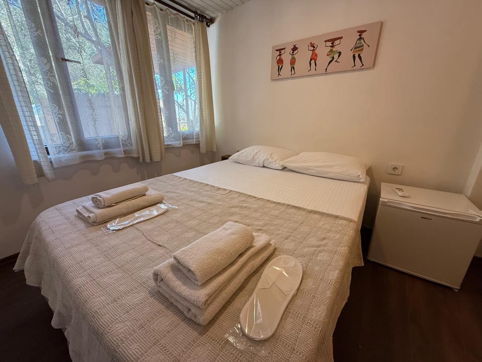 Room 5 | Desk, iron/ironing board, free WiFi, bed sheets