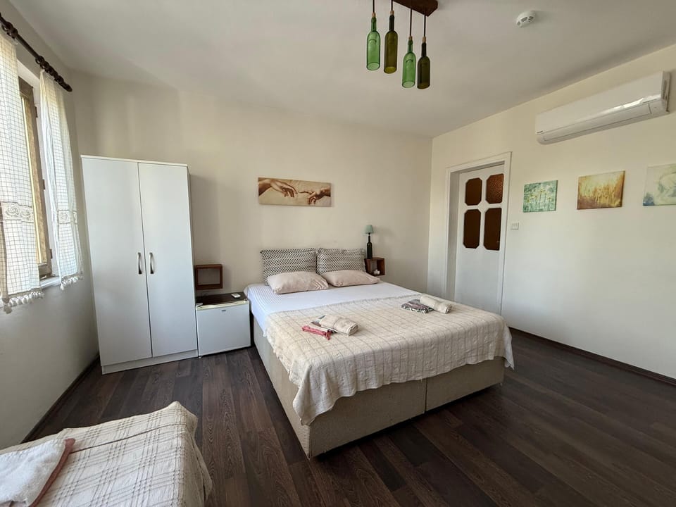 Room 1 | Desk, iron/ironing board, free WiFi, bed sheets