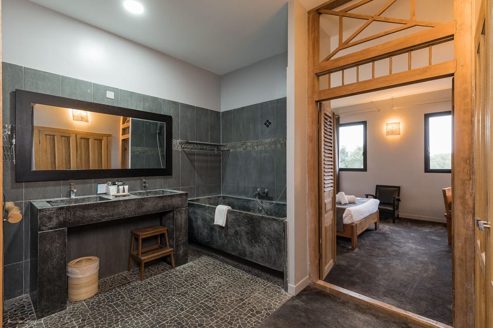 Deluxe Double Room | Bathroom | Combined shower/tub, deep soaking tub, free toiletries, hair dryer