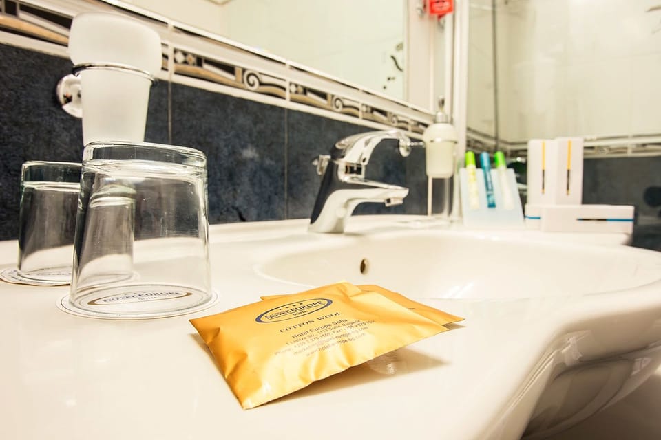 Single Room (with Free underground parking) | Bathroom | Shower, hair dryer, towels, shampoo