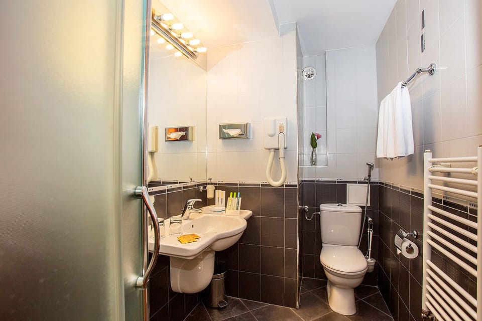 Suite (with Free underground parking) | Bathroom | Shower, hair dryer, towels, shampoo